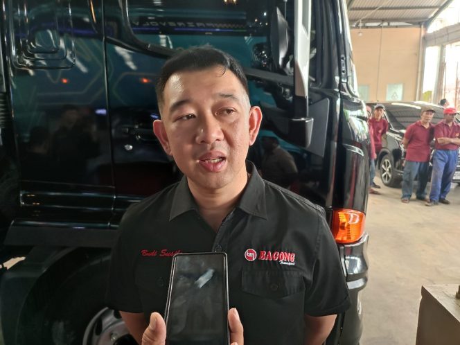 
 Pemilik PO Bagong, Budi Susilo saat memberikan keterangan kepada wartawan. (ist)