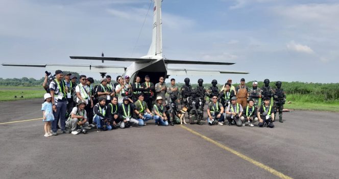 
 Para peserta kompetisi foto bersama dengan Panitia dengan latar belakang Abd Rahman Saleh. (ist)