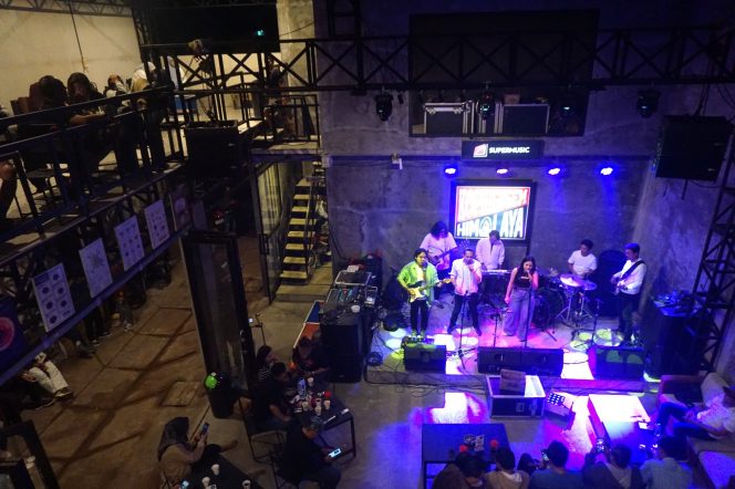 
 Suasana KopiHensem x Himalaya saat Tony Aksa & Friends Tribute to Ari Lasso show yang digelar pada pertengahan pekan lalu. (Nedi Putra AW)