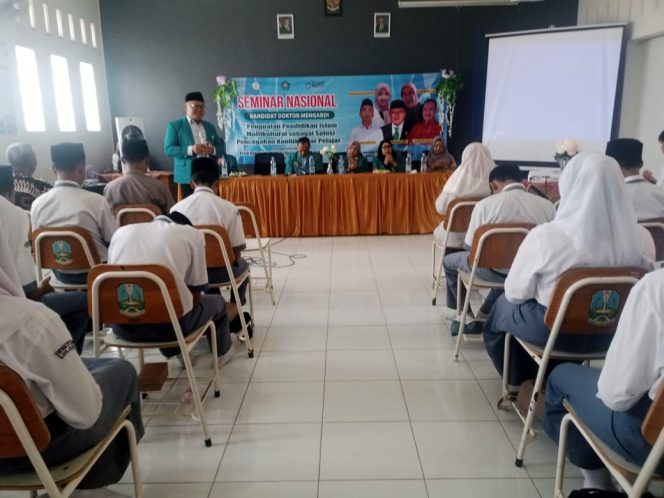 
 Kandidat Doktor PAIM Ahmad Tamim menyampaikan materi Keselarasan antara Pendidikan Agama Islam Multikultural dengan Pancasila di SMA NU Pakis, Kabupaten Malang, Senin (22/12/2025).(Ruwiyanto for Baca Malang)