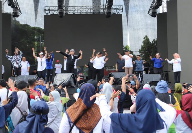 
 Rangkaian kegiatan Kanjuruhan Kreatif Fest 2025, dengan acara andalan Senam ASN Hebat Bersama Masyarakat by Glow Plus, di area Parkir Stadion Kanjuruhan, Kepanjen, diikuti ribuan peserta dari berbagai kalangan.(Juniarto for Baca Malang)