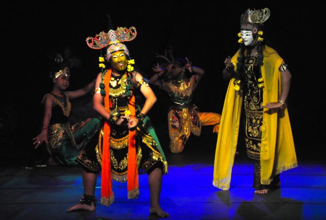 
 Salah satu adegan dalam pementasan Wayang Topeng Ragam Kedungmonggo Panji Laras, oleh Sanggar Padma Puspita bersama Karimoen Centre di gedung Dewan Kesenian Malang (DKM), Jalan Majapahit Kota Malang, Jumat (26/12/2025). (Nedi Putra AW)