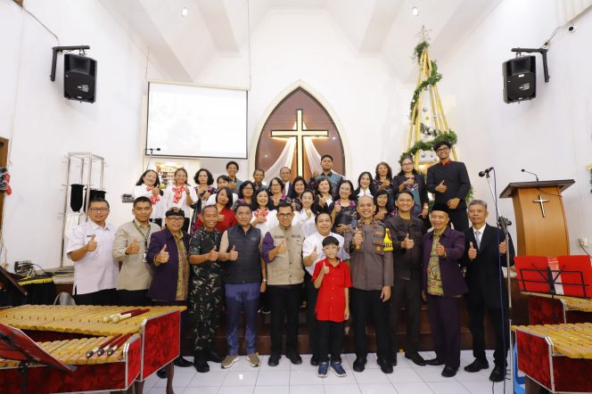 
 Forkopimda Kota Batu yang dipimpin oleh Wali Kota Batu, Nurochman, saat melakukan peninjauan ke sejumlah pos pengamanan, dalam rangka memastikan kesiapan pengamanan perayaan Natal dan Tahun Baru (Nataru) 2025. (Yan)