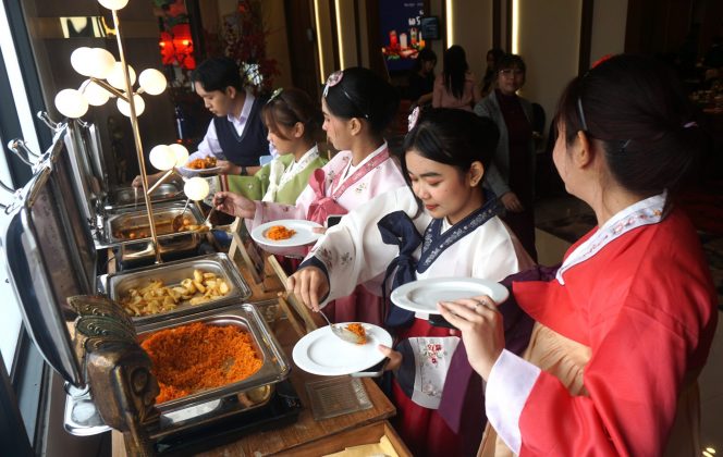 
 Undangan The Alana Hotel Malang saat menikmati menu dalam grand launching Korean food “60 Seconds to Seoul”, Kamis (15/1/2026). (Nedi Putra AW)