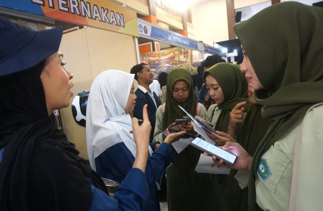 
 Para calon Maba peserta UB Education Expo 2026 saat mengunjungi booth Fakultas Peternakan usai pembukaan di Gedung Samantha Krida UB, Kamis (22/1/2026). (Nedi Putra AW)