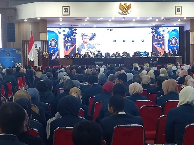 
 Menteri Ketenagakerjaan, Prof. Yassierli, Ph.D., saat orasi ilmiah dalam Sidang Pleno Terbuka Majelis Wali Amanat (MWA) Universitas Brawijaya (UB), dalam rangkaian Dies Natalis ke-63 di Samantha Krida UB,  Senin (5/1/2026). (Nedi Putra AW)