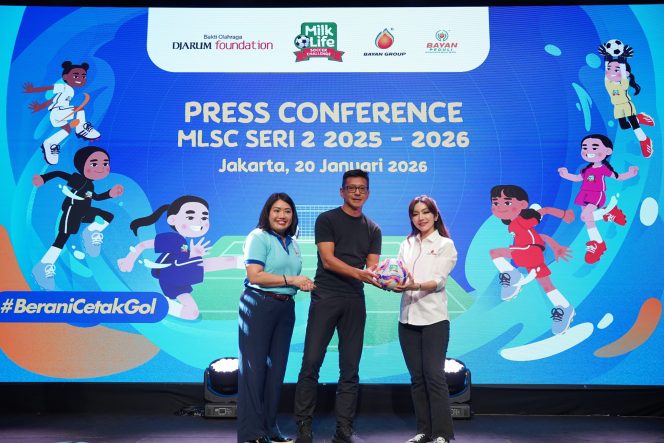 
 Dari kii-Group Brand Head Dairy PT Global Dairi Alami Vanessa Ingrid Pamela, Program Director MilkLife Soccer Challenge Teddy Tjahjono, Direktur PT Bayan Resources Tbk, Merlin dalam MilkLife Soccer Challenge (MLSC) 2025-2026 Seri 2 yang resmi dimulai dengan total 12 kota penyelenggaraan. Tangerang dan Semarang menjadi kota pembuka rangkaian kompetisi. (ist)

