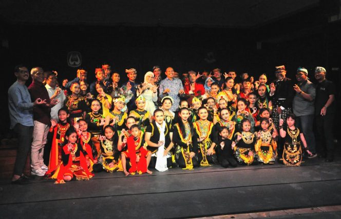 
 Wali Kota Dr.Ir. Wahyu Hidayat, MM (tengah), bersama penari Sanggar Padma Puspita usai pementasan Wayang Topeng Panji Laras di Gedung DKM belum lama ini. Wahyu Hidayat menjadi salah satu dari 10 kepala daerah penerima Anugerah Kebudayaan PWI Pusat yang akan diserahkan pada puncak perayaan Hari Pers Nasional, di Banten, 9 Februari 2026 mendatang. (Nedi Putra AW)