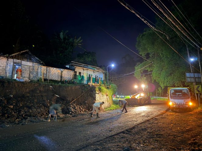 
 Penanganan bencana tanah longsor di Pujon. (BPBD for Baca Malang)