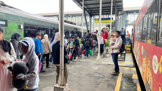 
 Suasana penumpang di Stasiun Malang usai pembatalan perjalanan kereta api akibat banjir yang merendam jalur KA di wilayah Pekalongan. (ist)