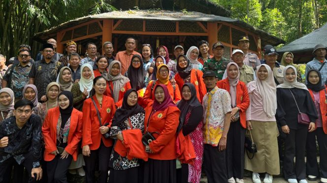 
 Berfoto bersama di sela kegiatan launching Boonpring Wellness Tourism, Destinasi Wisata Baru di Malang dengan Konsep Holistik. (Tri for Baca Malang)