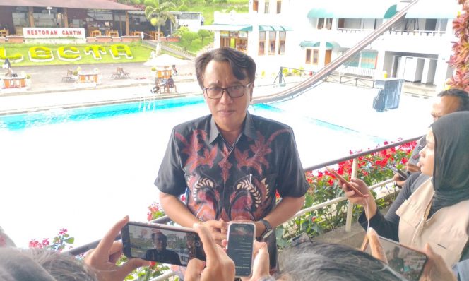
 Dirut Taman Rekreasi Selecta, H. Sujud Hariadi, S.E saat diwawancarai awak media. (Yan)