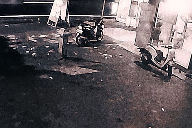 
 Tampak pelaku usai merampas HP akan kabur naik motor  terekam CCTV. (IG malangraya_info)