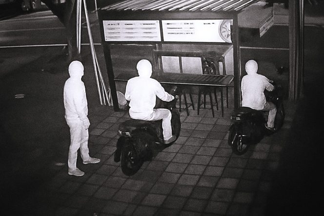 
 Tiga pelaku mendatangi lokasi sebelum akhirnya berhasil menggondol 1 tabung LPG, terekam kamera CCTV. (IG malangraya_info)