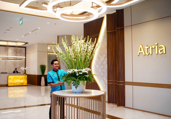 
 Staf Atria Hotel Malang saat menata rangkaian bunga segar di area lobi,. memastikan setiap tamu disambut suasana rapi, tenang, dan penuh kehangatan sejak langkah pertama memasuki hotel.
(ist)