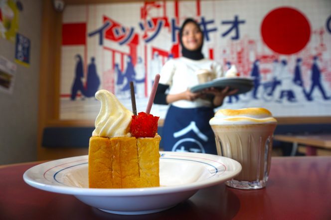 
 Fuwa Fuwa lembut dari Tokio O! yang direpresentasikan melalui kehangatan roti panggang yang berpadu dengan lelehan lembut es krim yoghurt pada menu Shibuya Toast dan Cappuccino dengan sentuhan tekstur kenyal dan lembut marshmallow ayng diluncurkan, Sabtu (24/1/2026). (Nedi Putra AW)