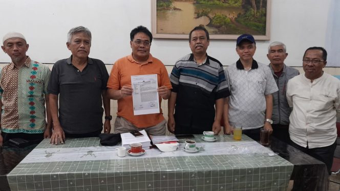
 Kuasa hukum PPLP-PTPGRI, Sumardan, S.H., bersama Ketua PPLP-PTPGRI Christea, Wakil Ketua Tris, serta jajaran staf saat merilis laporan polisi kepada awak media. (Rohim Alfarizi)