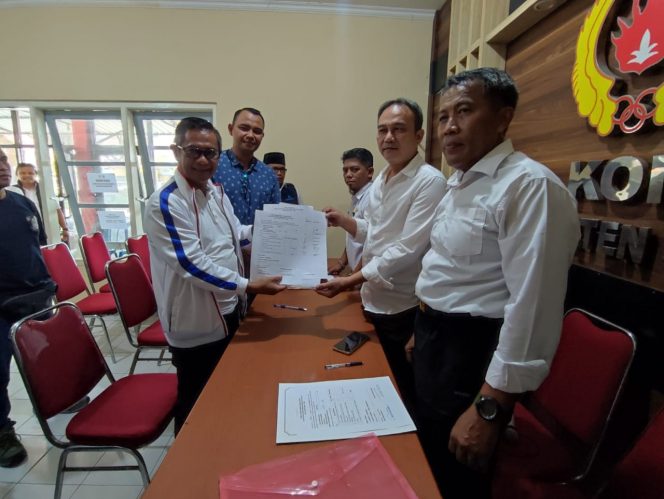 
 Darmadi menunjukkan surat pendaftaran yang diserahkan kepada panitia KONI Kabupaten Malang. (ist)