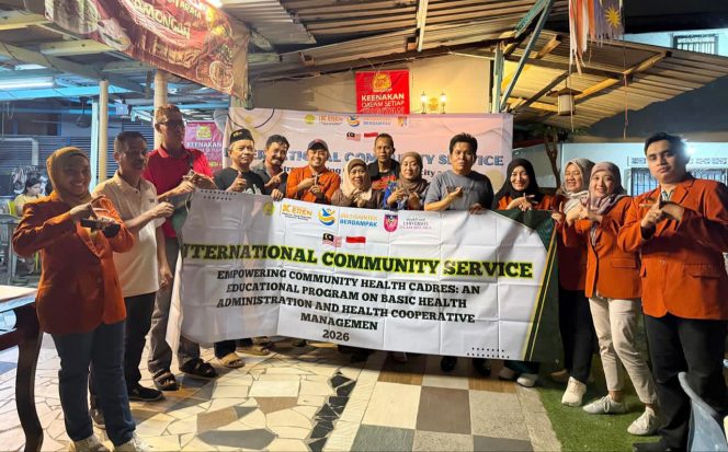 
 Rektor Universitas Kepanjen, Dr. Tri Nurhudi Sasono, S.Kep., Ns., M.Kep (berdiri dari kiri keenam), berfoto bersama dalam kegiatan penguatan jejaring internasional melalui program pengabdian masyarakat dan magang kesehatan di Malaysia, melibatkan mahasiswa sekaligus menjalin kerjasama dengan kelompok pekerja migran Indonesia yang berada di negeri jiran. (Tri for Baca Malang)
