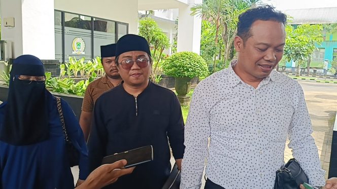 
 Gus Idris (baju hitam) didampingi sang istri bersama kuasa hukumnya, Guntur Putra Abdi Wijaya, SH. (ist)