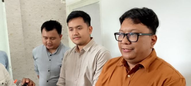 
 Kasi Pidsus Kejaksaan Negeri Kabupaten Malang, Imam Rahmat Saputra (berkacamata) saat memberikan keterangan kepada wartawan. (ist)