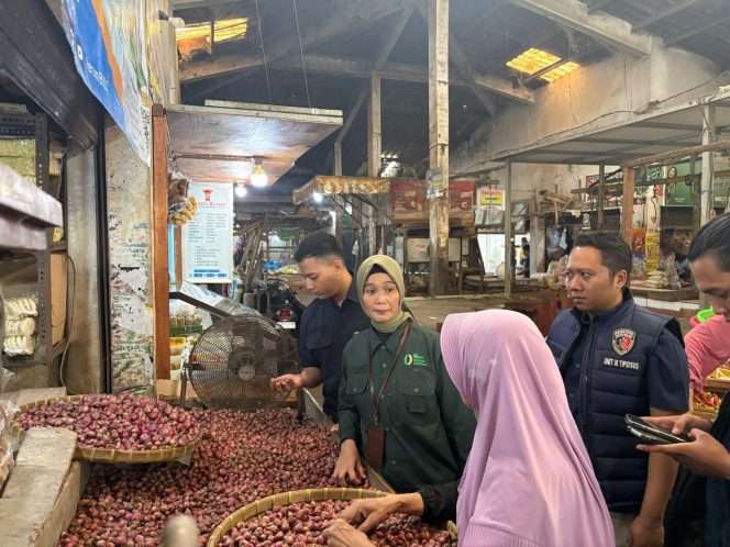 
 Bapanas bersama Satgas Pangan Polres Malang meninjau stabilitas harga Bapokting di Pasar Kepanjen. (ist)