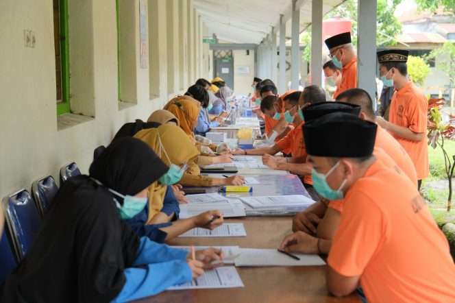 
 Warga binaan Lapas Kelas I menjalani pemeriksaan VCT oleh Dinas Kesehatan Kota Malang. (ist)