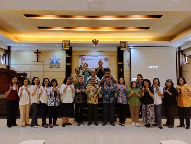
 Prof. Dr. Ir. Stefanus Yufra Manahen Taneo, M.S., M.Sc., berfoto bersama Ikatan Alumni dalam Seminar Penelitian yang digelar di Aula St. Aquinas, Jalan Bondowoso No. 2, Kota Malang, Rabu (11/3/2026). (ist)