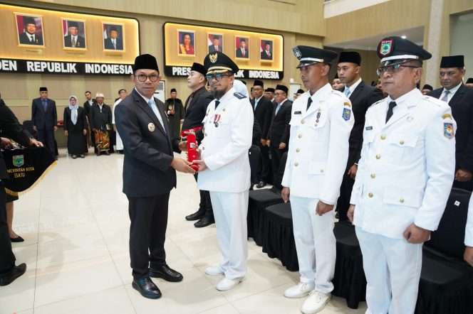 
 Wali Kota Batu, Nurochman, saat melantik 139 pejabat di lingkungan Pemerintah Kota Batu di gedung Graha Pancasila. (Yan)