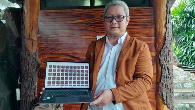 
 Dr. Agus Eko Minarno, penemu inovasi baru Brand Batik AI Nitik, menunjukkan motif batik hasil pengembangan kecerdasan buatan (AI). (ist)