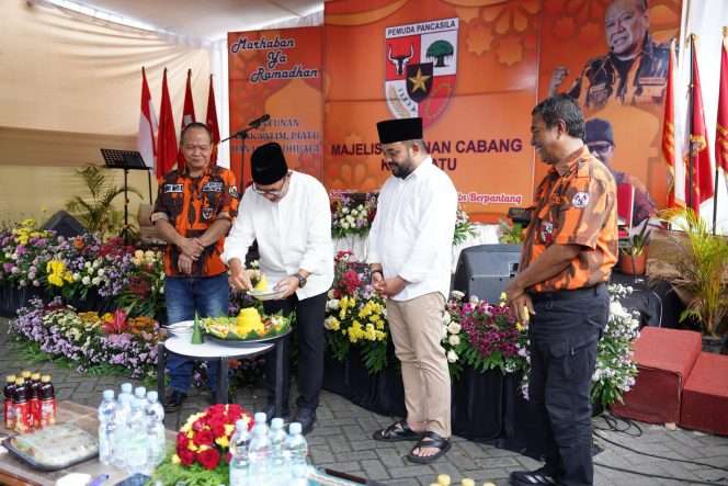 
 Wali Kota Batu, Nurochman, bersama Wakil Wali Kota Batu, Heli Suyanto, saat menghadiri santunan Anak Yatim, Piatu dan Janda Dhuafa yang diselenggarakan MPC Pemuda Pancasila Kota Batu Tahun 2026, di Kantor Kadin Kota Batu. (Yan)