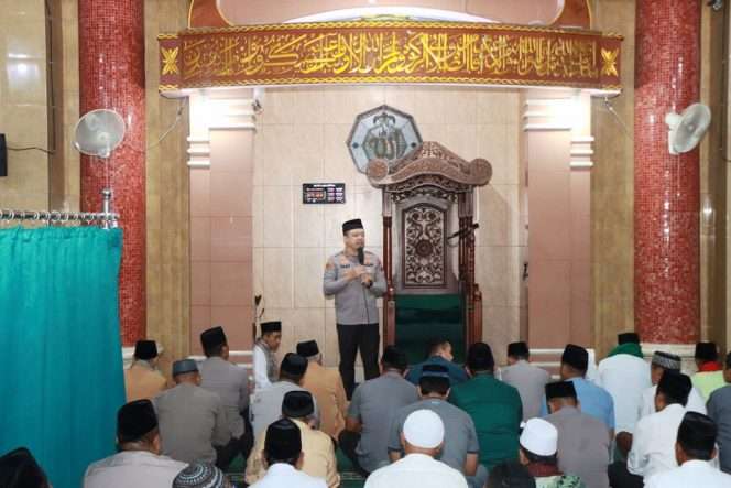 
 Kapolres Malang AKBP Muhammad Taat Resdianto, S.H., S.I.K., M.T.C.P, saat berada di Masjid Nurul Huda, Salat Subuh dan sahur bersama anggota dan warga setempat. (Humas Polres Malang)
