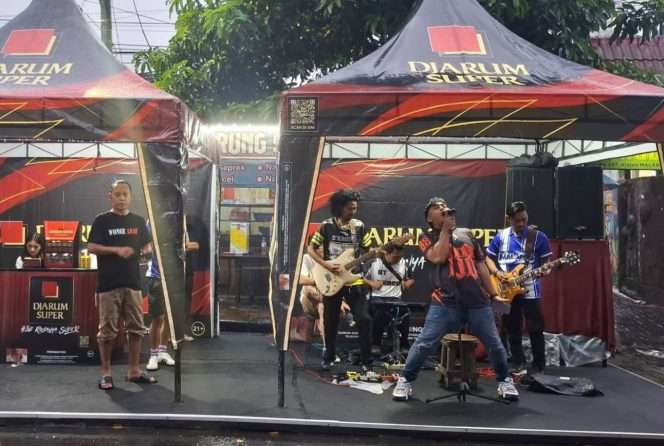 
 Penampilan band d'Kross dalam kegiatan Curvasud Arema Agregat 87, berbagi takjil gratis untuk masyarakat. (ist)