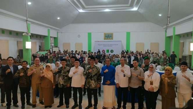 
 Berfoto bersama saat kunjungan Menteri Koordinator Bidang Pangan Kabinet Merah Putih, Dr. (HC) Zulkifli Hasan, SE, MM, hadir sebagai narasumber utama dalam kuliah umum di Universitas Islam Raden Rahmat (UNIRA) Malang, Selasa (24/02/2025). (Humas UNIRA)