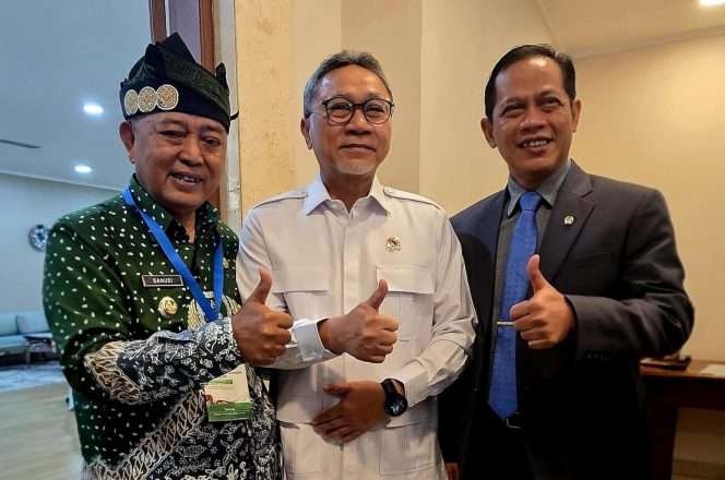 
 Bupati Malang (paling kiri) saat menghadiri seremonial pemberian penghargaan Kabupaten Bersih. (ist)