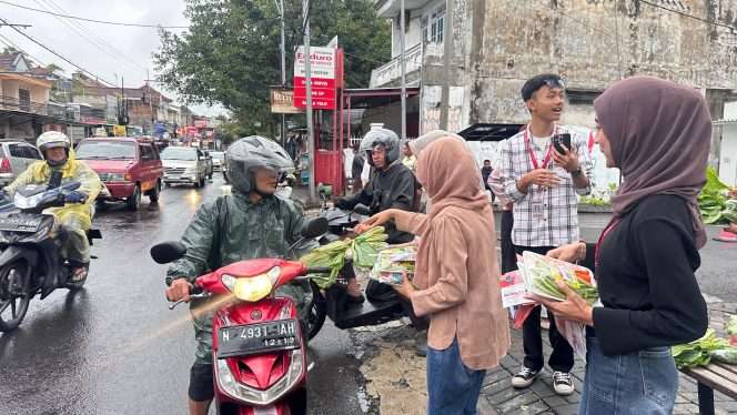 
 Mahasiswa Program Studi Agribisnis Universitas Muhammadiyah Malang membagikan takjil berupa sayur-sayuran kepada masyarakat pengguna jalan. (ist)