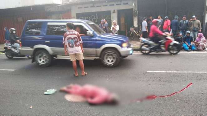 
 Korban tergeletak meninggal dunia di lokasi kejadian. (IG Info Singosari)