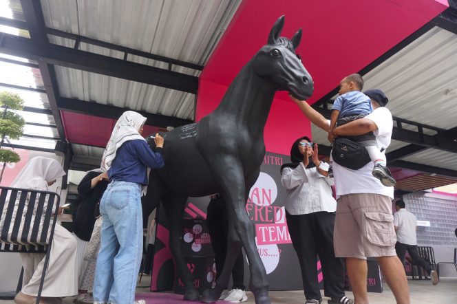 
 Pengunjung menandatangani dan mengamati Patung Kuda yang menjadi logo Maitri Coffee and Social Hub di Jalan Simpang Balapan no.7 Kota Malang saat Grand Opening, Sabtu (7/2/2026). (Nedi Putra AW)