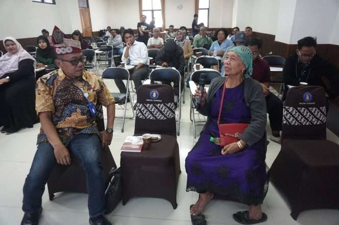 
 Kepala Bidang Kebudayaan Disparbud Kabupaten Malang, Hartono, S.AP., berbicang dengan Bu Muriati, salah satu dari maestro Soto kambing Malangan Tegalweru usai diskusi dan nonton bareng di Gedung Seminar Fakultas Peternakan Universitas Brawijaya (Fapet UB), Jumat (6/2/2026). (Nedi Putra AW)