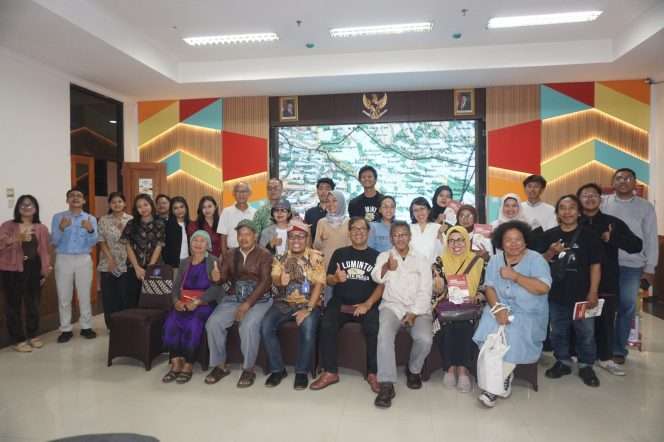 
 Penulis dan para peserta Diskusi dan Nonton Bareng 