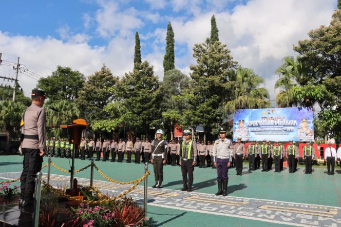 
 Wakapolres Batu, Kompol Anton Widodo, S.H., M.H., saat pimpin Apel Gelar Pasukan Operasi Kepolisian Kewilayahan Keselamatan Semeru 2026 dengan tema “Terwujudnya Kamseltibcarlantas yang Aman, Nyaman, dan Selamat Menjelang Pelaksanaan Operasi Ketupat Semeru 2026”. (Yan)