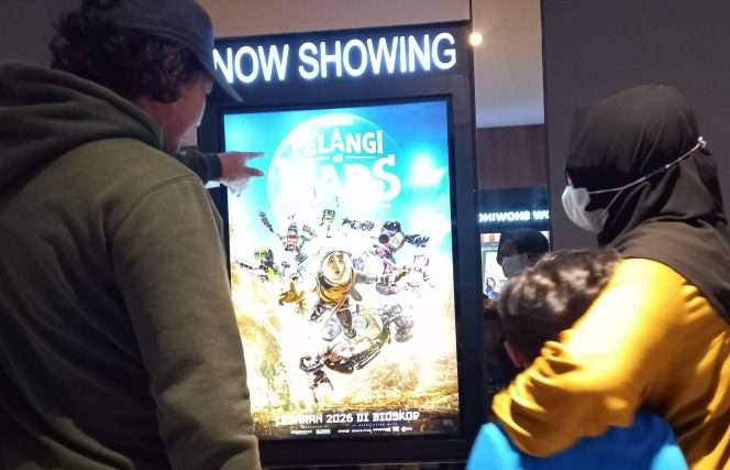 
 Satu keluarga menyimak poster saat akan menonton film Pelangi di Mars di Cinepolis Malang Town Square (Matos) di Malang, Jawa Timur, Rabu (18/3/2026). (Nedi Putra AW)
