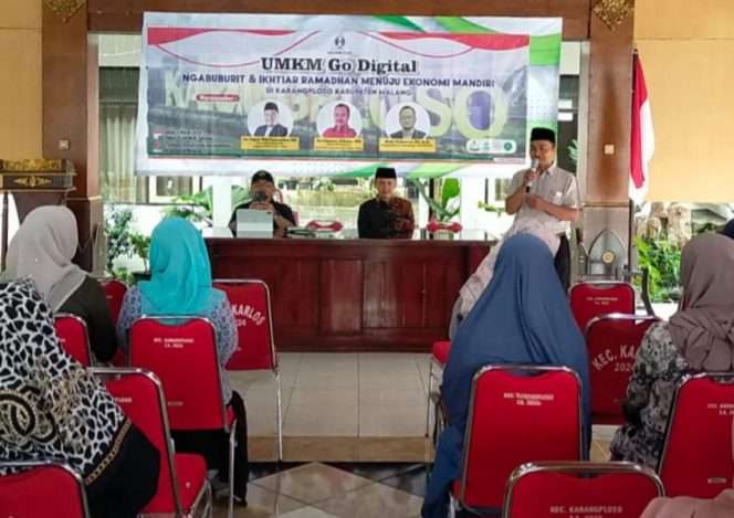 
 Dosen Institut Agama Islam Sunan Kalijogo Ruwiyanto S.Kom., MM., CHRM menyampaikan materi Pentingnya Digitalisasi untuk Kemandirian Umat pada acara UMKM go Digital bersama UMKM di Pendopo Kecamatan Karangploso, Kabupaten Malang, Minggu (1/3/20026). (Ruwiyanto for Baca Malang)