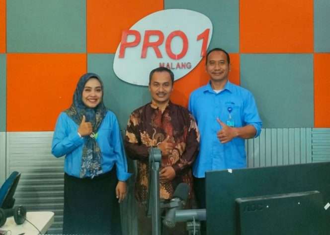 
 Bidang Humas dan Komunikasi IAI Sunan Kalijogo Malang Ruwiyanto (pakai batik) dan Koordinator Marketing LPU RRI Malang Andri Dwi Wicaksono (kanan) foto di ruang siar Pro 1 RRI Malang, Rabu (4/3/2026). (Ruwiyanto for Baca Malang)