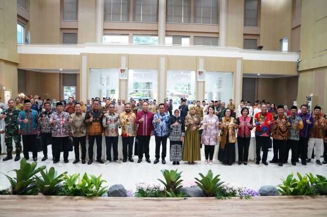 
 Wali Kota Batu, Nurochman berfoto bersama saat menghadiri acara pisah sambut Kepala Kejaksaan Negeri (Kajari) Batu di Graha Pancasila, Balai Kota Among Tani. (Yan)