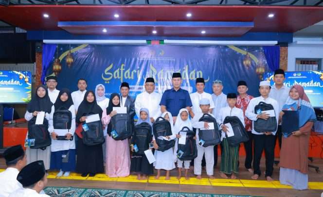 
 Kakanwil Ditjenpas Jawa Timur Kadiyono bersama Kalapas Kelas I Malang Teguh Pamuji berfoto bersama anak yatim dalam kegiatan Safari Ramadan di Lapas Malang. (ist)