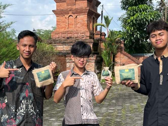 
 Farrell Syatir Wafi Al-Ghani, Athaya Khalfani Arham Prihantoro, dan Maulana Malik Ibrahim, tim inovator yang mengembangkan solusi peningkatan kualitas udara berbahan bonggol jagung. (ist)