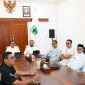 Wali Kota Batu, Nurochman bersama Wakil Wali Kota Batu, Heli Suyanto menerima audiensi Kepala Dinas Koperasi, Usaha Mikro, Perindustrian, dan Perdagangan (Diskumperindag) Kota Batu bersama komunitas Arek Enom Pasar dan perwakilan Batuversity. (Yan)