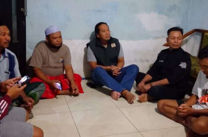 
 Tim Arek Lawang (ARELA) Official mendatangi Abi, remaja yatim piatu (korban curanmor), saat ziarah ke makam orang tua, dan membuka donasi untuk pembelian motor untuk kelancaran transportasi bersekolah. (ARELA for Baca Malang)