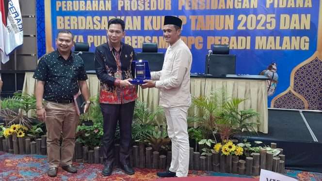 
 Ketua DPC PERADI Malang, Dian Aminuddin, S.H., menyerahkan cinderamata kepada Dr. Arizal Anwar, Ketua PN Kepanjen, selaku narasumber. (Rohim Alfarizi)